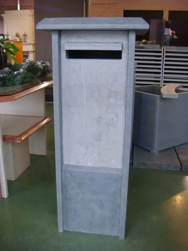 Brievenbus met gefrijnd voorpaneel