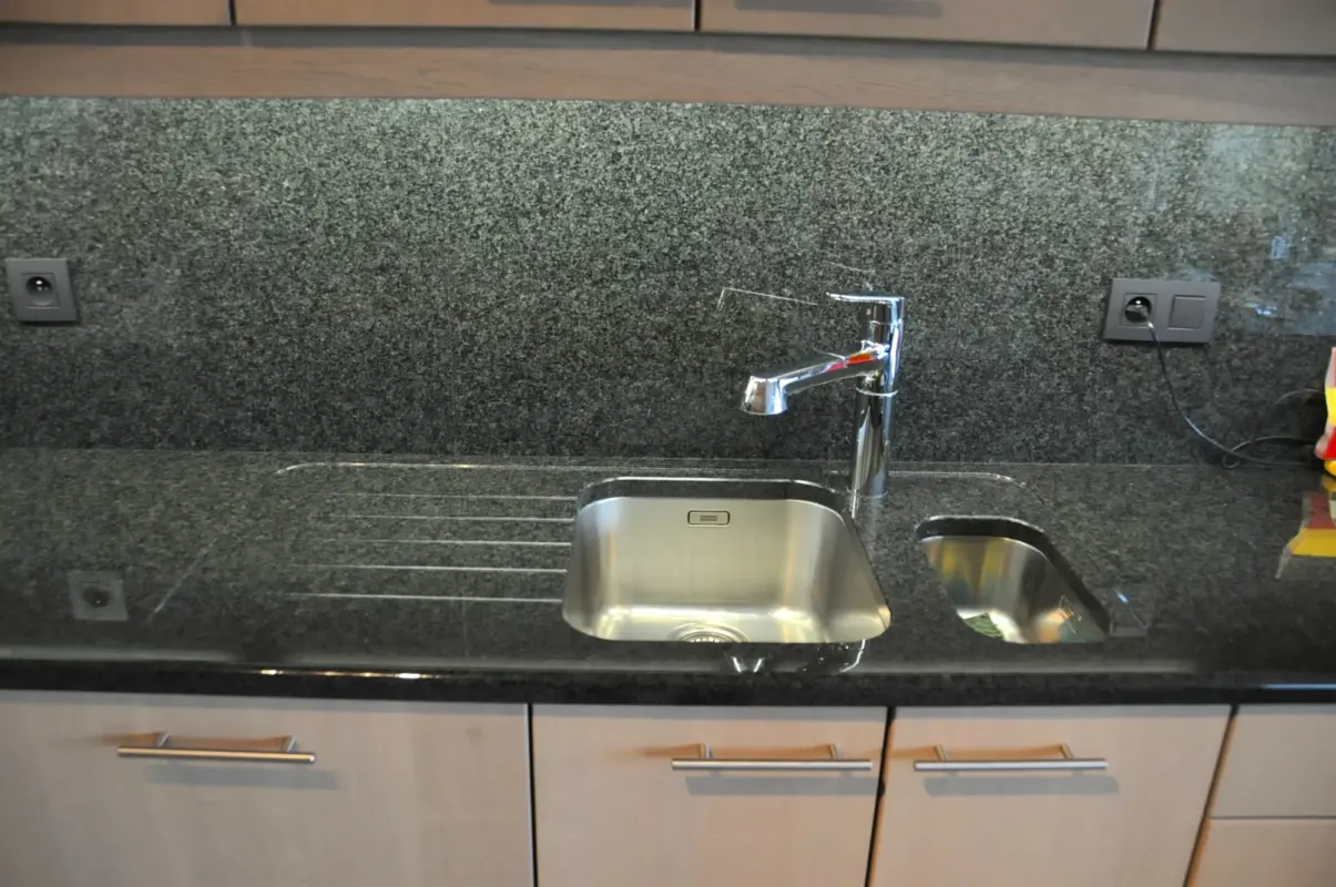 Onderbouwspoelbak in graniet jasberg