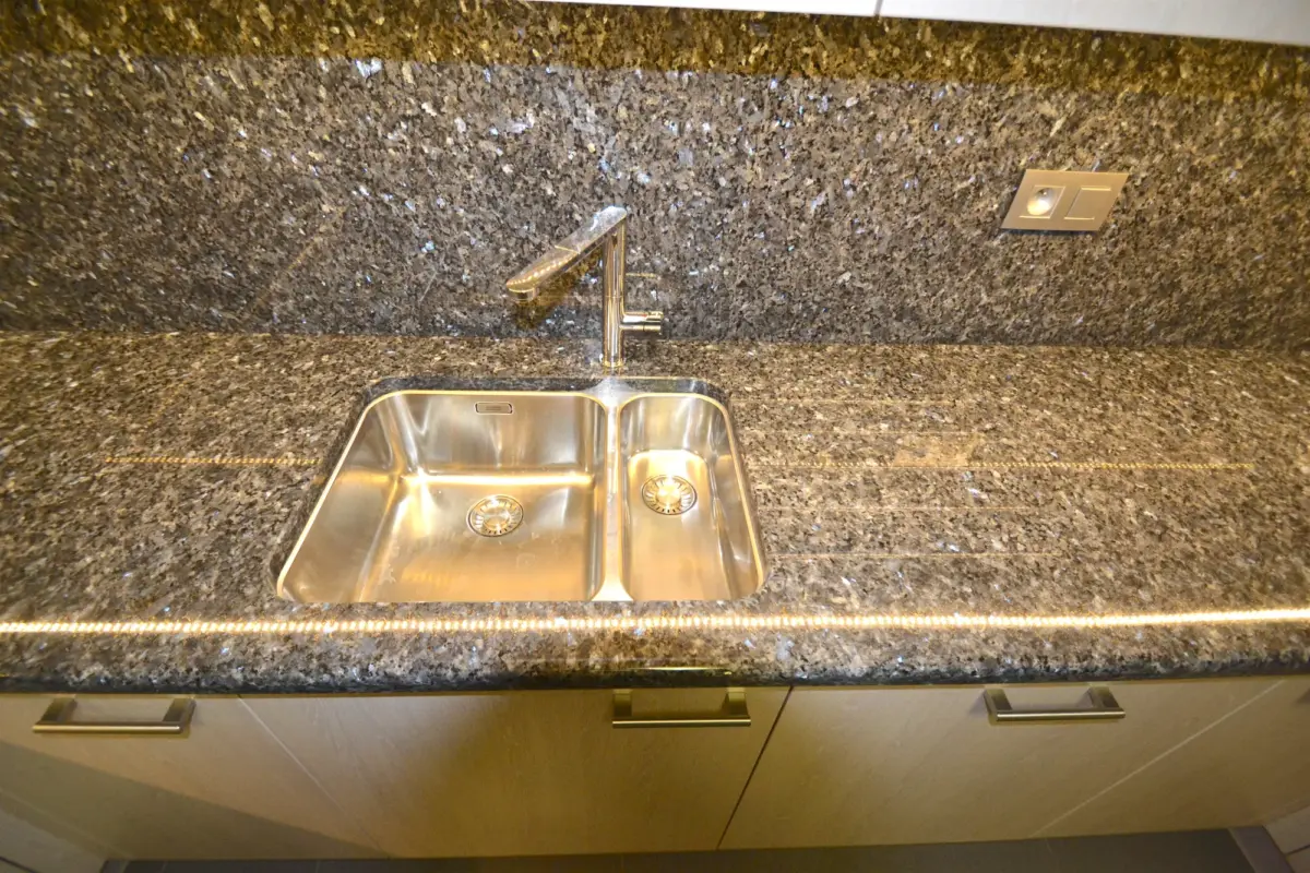 Keukentablet in graniet Labrador Blue