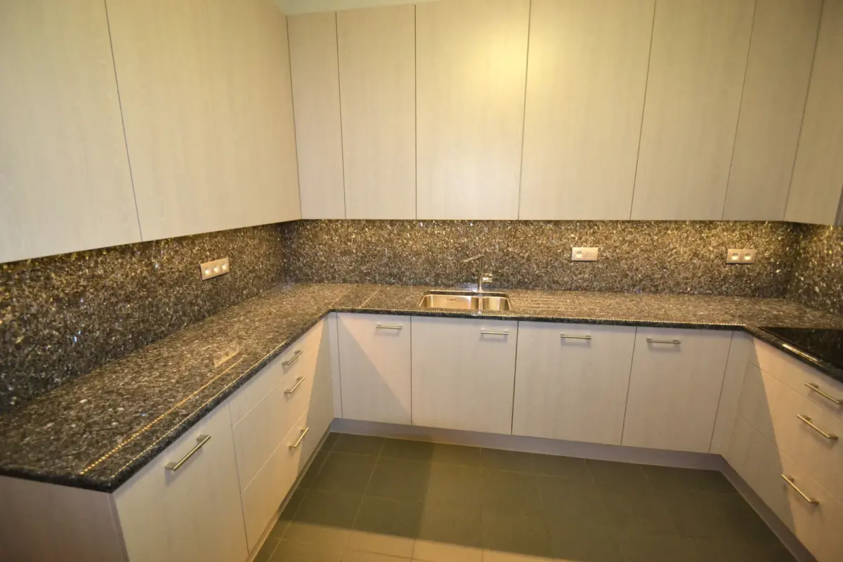 Keukentablet in graniet Labrador Blue