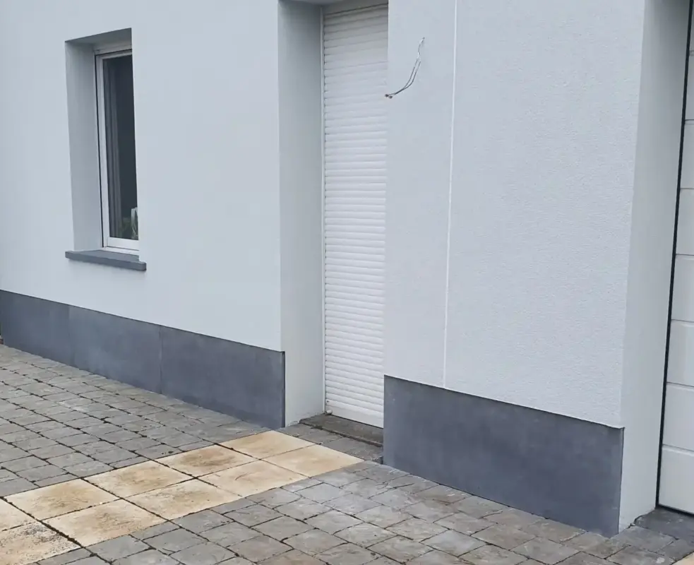 Gevelplint Belgische blauwe steen in voorgevel