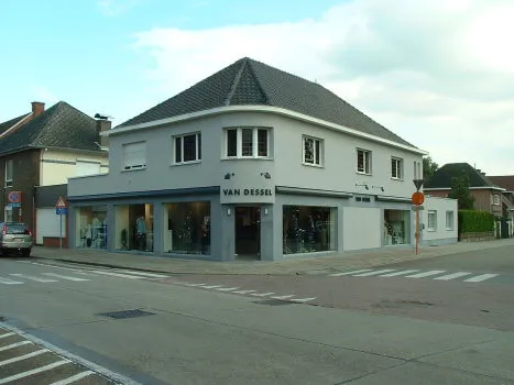 Gevelplint Belgische blauwe steen aan kledingwinkel